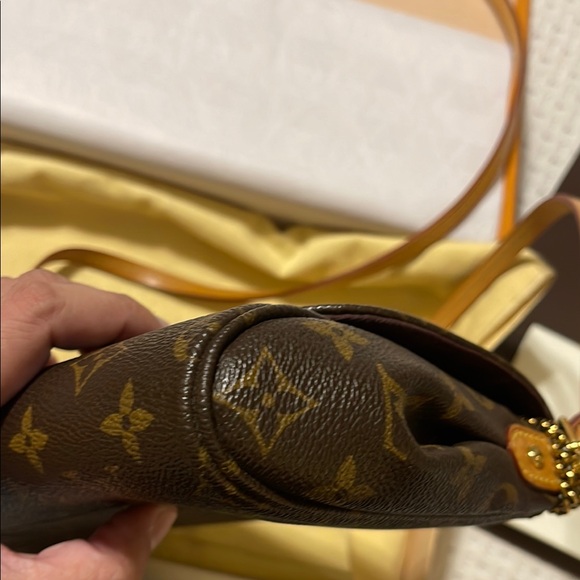 Louis Vuitton Favorite MM Monogram Crossbody Bag - Picture 11 of 16